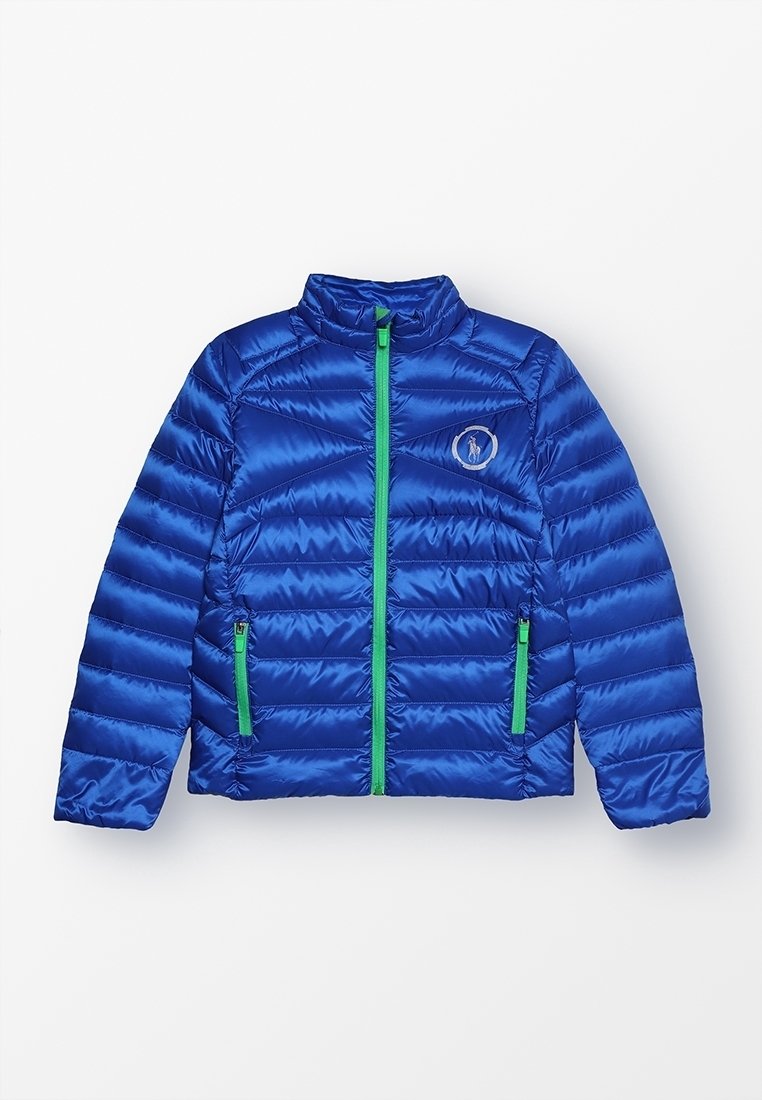 Modrá péřová bunda s krátkým zipem, vysokým límcem a zelenými akcenty na zipu. Horizontálně prošitý vzor, s logem na hrudi.