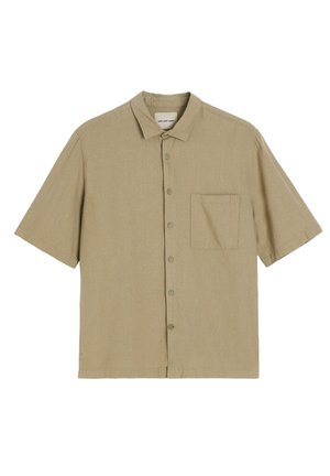 Beżowa koszula z krótkim rękawem, kołnierzykiem i jedną kieszenią na piersi, położona płasko na białym tle.