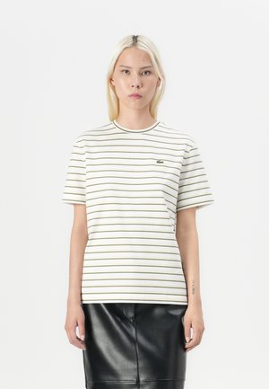 Gestreiftes Baumwoll-T-Shirt in Creme und Grün, mit rundem Halsausschnitt und kurzen Ärmeln. Minimalistisches Design mit kleinem Logo auf der Brust.