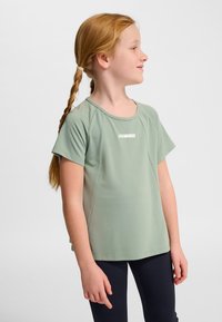 Ljusgrön sporttröja med korta ärmar och rund halsringning. Har en vit logotyp på bröstet och ett mjukt, stretchigt tyg.