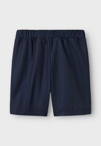 Pantalones cortos azul marino con una banda elástica en la cintura y un sutil patrón de rayas verticales, exhibidos sobre un fondo claro liso.
