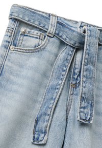 Pantalones cortos de mezclilla azul claro con cintura con cinturón, que presentan un pequeño bolsillo frontal, costuras en contraste y una textura desgastada.