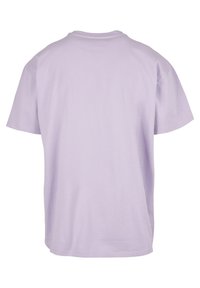 Lilla kortærmet t-shirt lavet af blødt bomuld, med rund hals og en afslappet pasform. Bagfra ses en glat overflade uden mønstre.