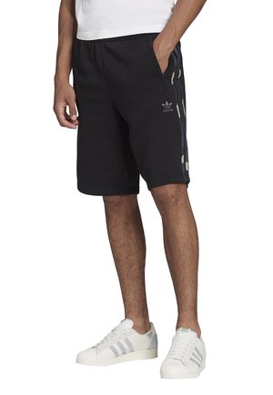 Svarta bomullsshorts med elastisk midja, sidofickor och tre vertikala ränder på sidorna i ljusare färger. Adidas-logotyp på framsidan.