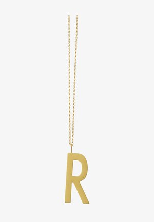 Gouden hanger ketting met een grote, hoofdletter "R" gemaakt van een gladde, matte afwerking, hangend aan een delicate ketting.