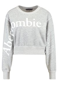 Sudadera gris corta con texto impreso en blanco "Abercrombie" y "A&F" en la parte delantera y la manga; hecha de una tela suave con puños acanalados.