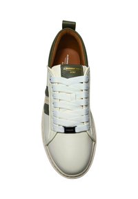 Weißer Ledersneaker mit olivgrünen Akzenten, weißen Schnürsenkeln und einem goldenen Logo auf der Zunge. Abgerundete Spitze und strukturierte Sohle für besseren Halt.