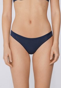 Marineblaue Bikini-Briefs mit glatter Textur, ausgestattet mit einem bequemen Bund und einem minimalistischen Schnitt. Einfach, ohne sichtbare Muster.