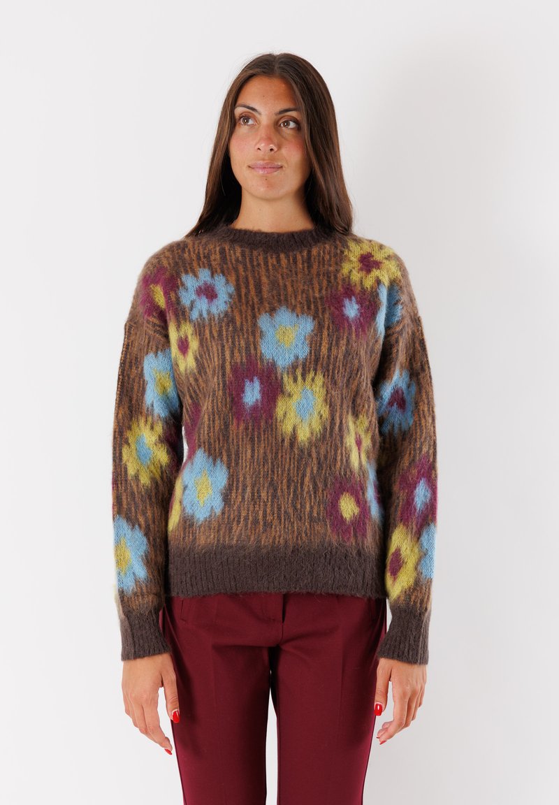 Maglione lavorato a maglia marrone con un motivo floreale in blu, giallo e bordeaux. Presenta un collo rotondo e polsini e orlo a coste.