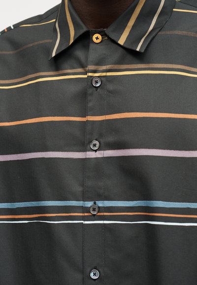 Σκούρο πουκάμισο με οριζόντιες ρίγες σε πορτοκαλί, κίτρινο, μπεζ, μοβ, μπλε και λευκό, με αντίθετα κουμπιά και μυτερή γιακά.
