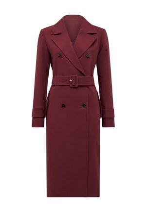 Manteau de trench bordô com um design estruturado, botões duplos, lapelas largas e uma cintura cingida com cinto. Possui dois bolsos laterais.