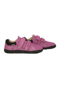 Scarpe in tessuto rosa con tomaia in maglia testurizzata, dotate di due fasce in Velcro, accenti neri e suola in gomma nera. Design durevole e flessibile.