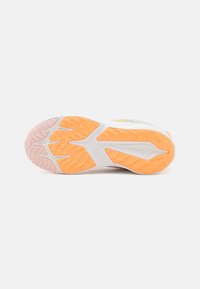 Semelle de chaussure de sport blanche comportant des sections en caoutchouc orange et rose, texturée pour une meilleure adhérence, avec des rainures stylisées et un détail de marque central.