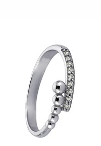 Bague en argent présentant un anneau lisse orné de perles rondes et une ligne de pierres claires incrustées sur un côté. Surface polie avec une finition brillante.