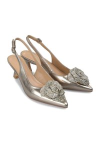 Pumps slingback in oro metallico con punta affusolata e tacco basso. Decorati con un accento floreale in perline texturizzate sulla punta.