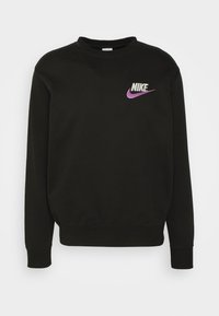 Sweat-shirt noir à manches longues et col rond avec petit logo Nike blanc et violet sur le côté gauche de la poitrine.