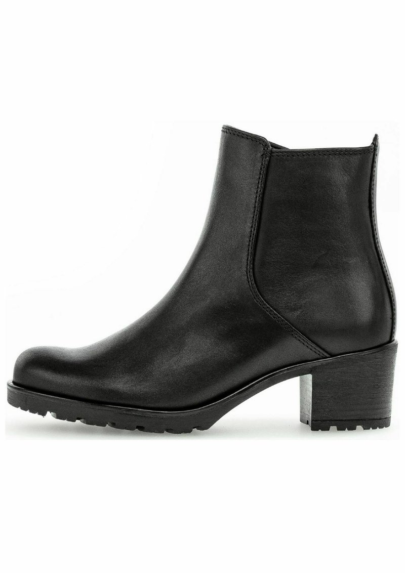 Botte noire en cuir à cheville avec un bout rond, des panneaux latéraux élastiques et un talon bloc épais. Semelle texturée pour une adhérence accrue.