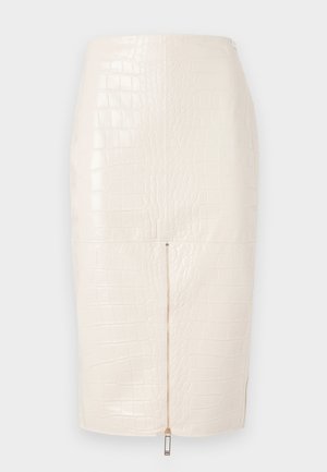 Gonna a matita in ecopelle color crema con stampa coccodrillo, dotata di chiusura con zip sul retro e superficie liscia e lucida.