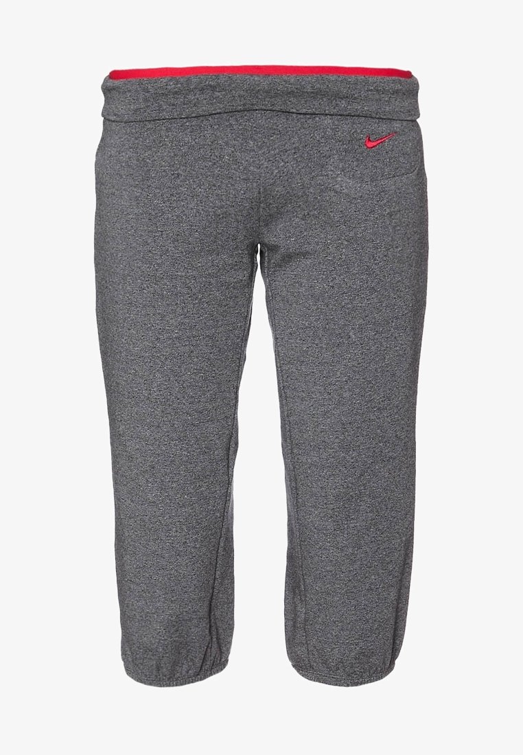 Pantalon de survêtement court gris Nike avec poignets élastiques et doublure de ceinture rouge, présentant un petit logo Nike rouge sur la hanche droite.