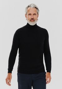 Czarny sweter z wysokim kołnierzem, wykonany z gładkiego, miękkiego materiału, dopasowany krój z długimi rękawami. Minimalistyczny styl, brak widocznych wzorów i akcentów.