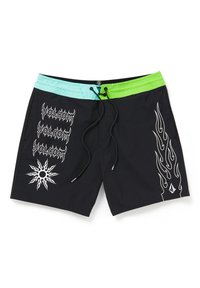 Bañadores negros con cinturilla elástica en verde azulado y verde, que presentan gráficos de llamas blancas y estampados de logotipos en el lado izquierdo y en la parte inferior frontal.