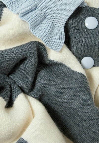 Maglione lavorato a maglia con colletto a coste azzurro chiaro, strisce grigie e crema, texture morbida e grandi bottoni bianchi.