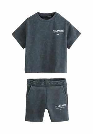 Donkergrijze katoenen set van T-shirt met korte mouwen en shorts, met witte logotekst. Zachte textuur, comfortabele pasvorm, elastische tailleband op de shorts.
