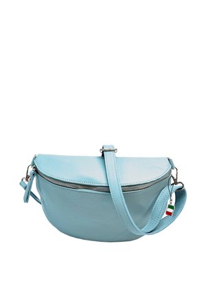 Lichtblauwe leren crossbodytas met voorrits, verstelbare riem en een klein Italiaanse vlagbedeltje aan de riem bevestigd.