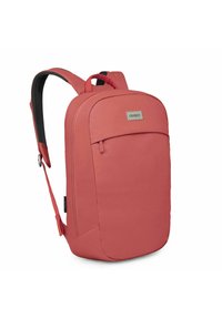 Sac à dos en tissu rouge au design slim, avec des bords arrondis, des bretelles réglables et une poche zippée à l'avant. Logo de la marque visible à l'avant.