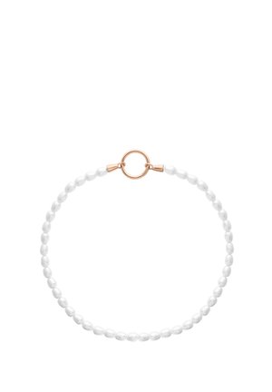 Rangée de petites perles blanches irrégulières avec un fermoir circulaire en or rose fixé en boucle fermée.