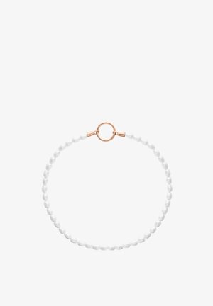 Strang aus kleinen unregelmäßigen weißen Perlen mit einem roségoldenen kreisförmigen Verschluss, zu einer geschlossenen Schlaufe befestigt.