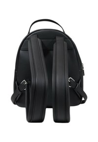 Zaino in pelle nera con un design arrotondato, dotato di spallacci imbottiti e una maniglia superiore. Le cuciture in contrasto evidenziano le giunture.