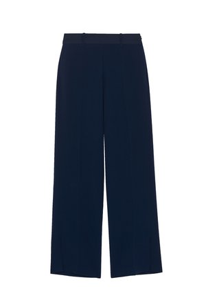 Pantaloni larghi blu navy con vita anteriore piatta, fessure laterali e una texture liscia. Progettati per un fit ampio per comfort e facilità.