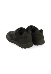 Sneakers neri con tomaia in rete, cinturino a strappo e suole in gomma testurizzata. Presentano un logo rotondo e un tallone rinforzato per un supporto aggiuntivo.
