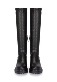 Botas negras hasta la rodilla, hechas de cuero sintético texturizado, con un patrón de piel de serpiente y dos cremalleras laterales para ponérselas fácilmente.