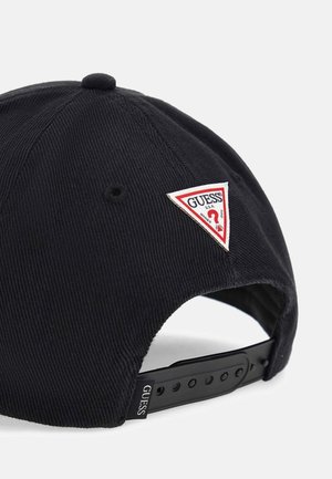 Schwarze verstellbare Baseballkappe mit Guess-Logo-Aufnäher und Kunststoff-Snapverschluss, Ansicht von hinten.