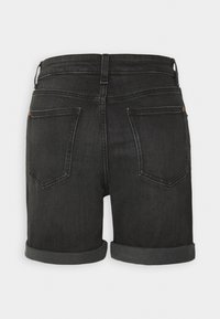 Pantalones cortos de mezclilla negros con dobladillos enrollados, que cuentan con dos bolsillos traseros y un pequeño detalle metálico. Textura suave con un diseño de ajuste clásico.