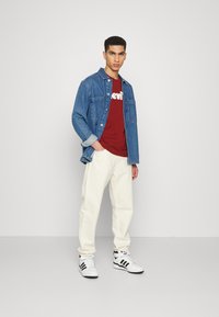 Levi's® SS RELAXED FIT TEE - T-shirt estampada - fired brick