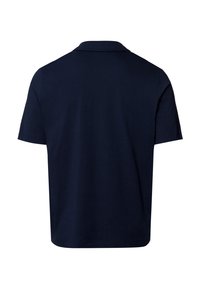 Marineblauwe polo met een zachte textuur, korte mouwen en een klassieke kraag. De achterkant toont een schone, eenvoudige styling zonder patronen.