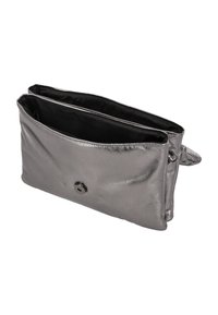 Metallisk grå clutch taske lavet af glat materiale, med to rum, sort foring og trykknaplukning.