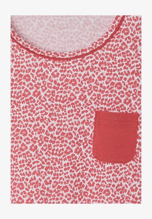 Close-up van roze-wit dierenprintstof met een ronde halslijn en een effen roze rechthoekig zakje.