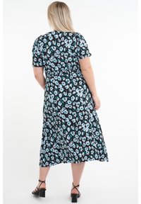 Robe noire à motifs floraux, avec manches courtes, coupe décontractée et ourlet mi-long, ornée de motifs floraux bleus et verts.