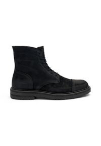 Stivaletto alla caviglia in suede nero con lacci, punta rotonda, suola in gomma e tomaia testurizzata. Presenta dettagli di cucitura e tallone rinforzato.