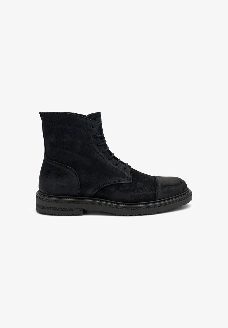 Stivaletto alla caviglia in suede nero con lacci, punta rotonda, suola in gomma e tomaia testurizzata. Presenta dettagli di cucitura e tallone rinforzato.