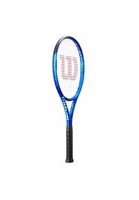 Blauwe tennisracket met een gestructureerde zwarte handgreep, voorzien van een wit snarenpatroon en een rood "Wilson"-logo op het snaarbed.