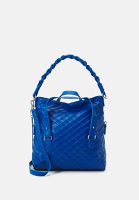 Blaues Lederhandtasche mit einem gesteppten Design, geflochtenem oberen Griff, abnehmbaren Schultergurt und Akzenten in silberfarbener Ausführung.
