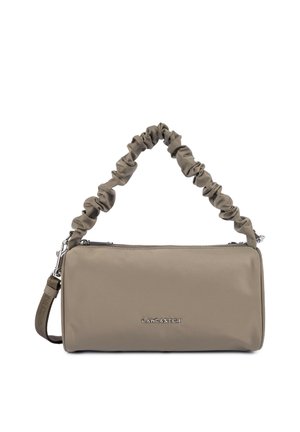 Sac à main rectangulaire taupe avec poignée courte froncée et bandoulière longue amovible, doté d'une fermeture éclair argentée et du logo de la marque Lancaster à l'avant.