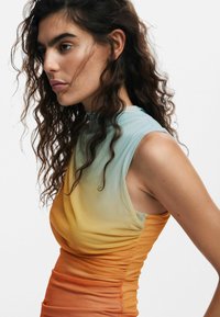 Fitted Kleid mit einem Farbverlauf von Blaugrün zu Orange. Leichter Stoff mit Raffungselementen und hohem Kragen. Glatte Textur, ärmelloses Design.