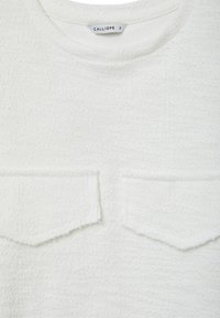Maglione in pile bianco con superficie strutturata, dotato di due tasche frontali sul petto e scollatura tonda. L'etichetta riporta "CALLIOPE" e la taglia "S."