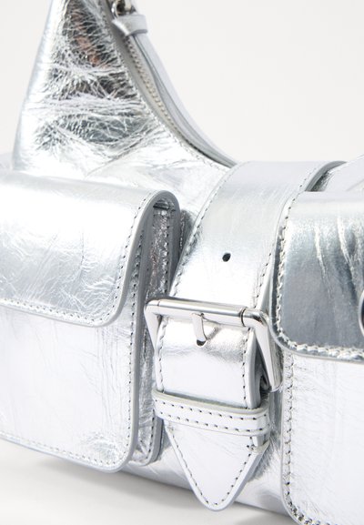 Metalen zilveren handtas met een gestructureerde afwerking, voorzien van een ritssluiting, verstelbare schouderband en accenten van zilver hardware. Twee voorkinderen.